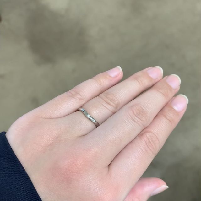 【カルティエ(Cartier)の口コミ】 素材はプラチナで、表にカルティエの文字が刻印されています。また、前後…