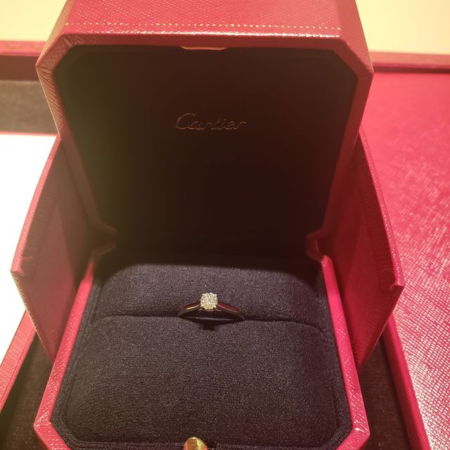 【カルティエ(Cartier)の口コミ】 手が小さく指の細い私にもマッチした。
王道の一粒ダイヤで、王道の婚約気…