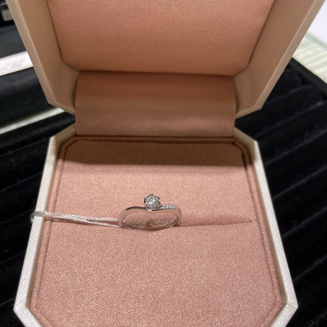 【TRECENTI(トレセンテ)の口コミ】 花モチーフのものにしたいと考えていて、今回のデザインを提案して頂いた…