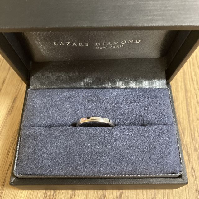 【ラザール ダイヤモンド(LAZARE DIAMOND)の口コミ】 プラチナとゴールドを使ったリングでゴールドはマット加工になっていると…