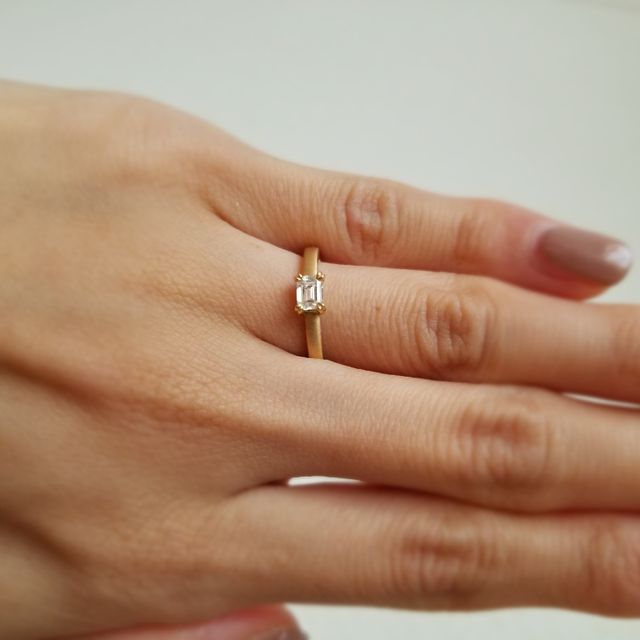 【ORECCHIO(オレッキオ)の口コミ】 ゴールドでエメラルドカットという、普通のエンゲージリングとは違ったと…