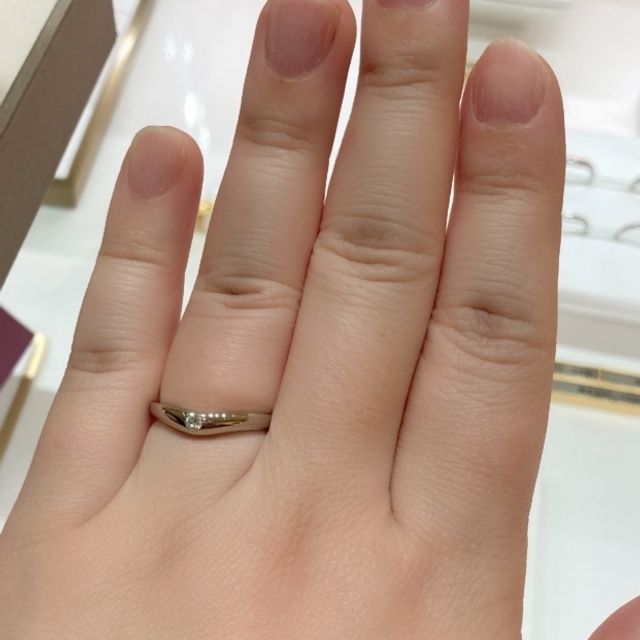 【ブルガリ(BVLGARI)の口コミ】 ぽってりしたフォルムで緩やかなV字のデザインがきれいです。真ん中に一石…