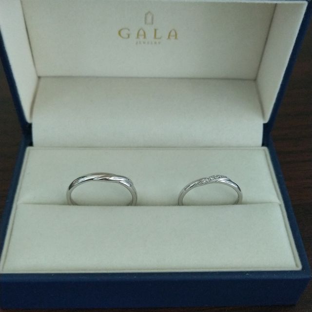 【GALA JEWELRY(ガラジュエリー)の口コミ】 仕事柄、派手なデザインだと普段使いが難しいと考えたため、シンプルなデ…