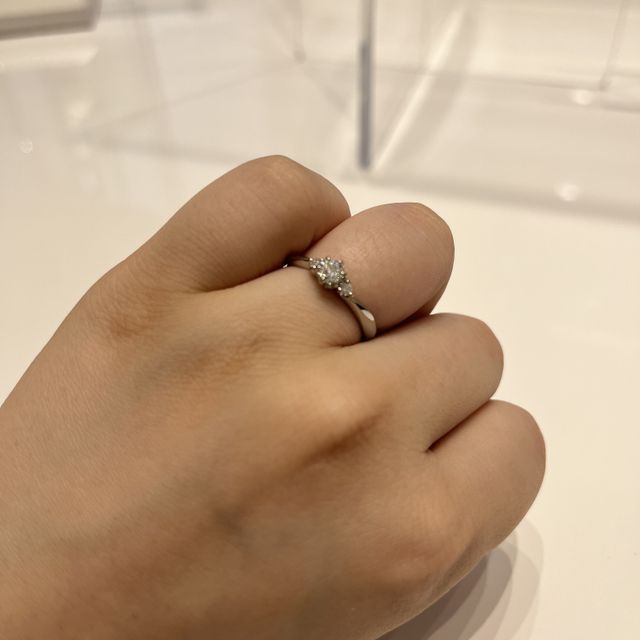 【4℃ BRIDAL(ヨンドシーブライダル)の口コミ】 ウェーブの指輪の形がとても綺麗で付けてもごつくなく
指が細くみえるよう…