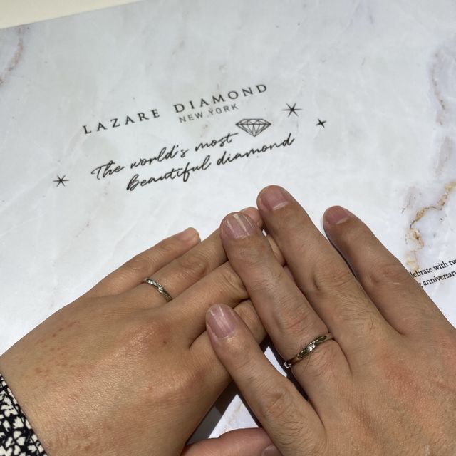 【ラザール ダイヤモンド(LAZARE DIAMOND)の口コミ】 ダイヤが入っていなくても、ウェーブやラインの入り方で光が集って輝きが…