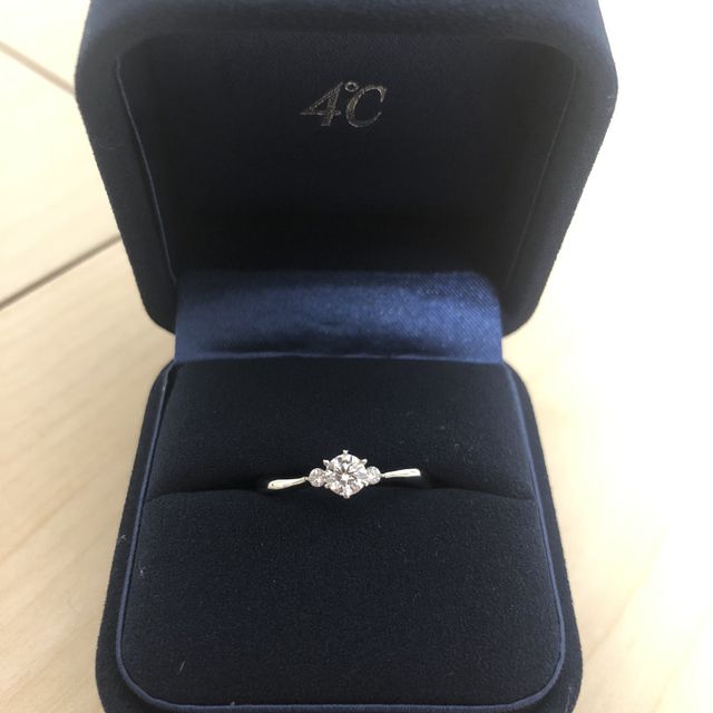 【4℃ BRIDAL(ヨンドシーブライダル)の口コミ】 元々、4°Cが好きでゼクシィや雑誌、SNS等である程度指輪のデザインや…