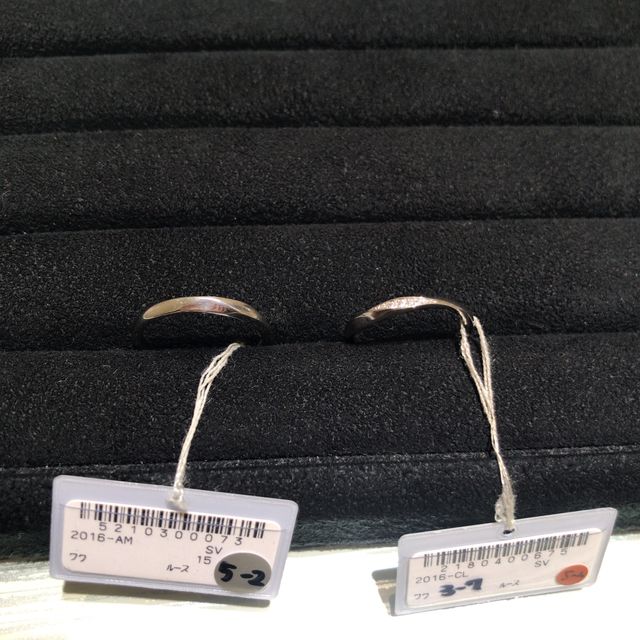 【TRECENTI(トレセンテ)の口コミ】 流れるダイヤが綺麗な指輪です。ひねりがあるように見えますが、ストレー…