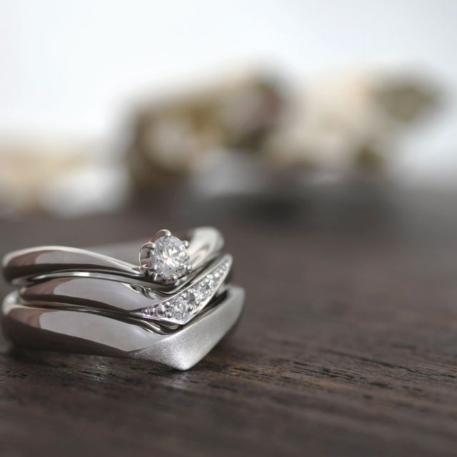 【ついぶ工房の口コミ】 指が細く長く見えるようにV字で、結婚指輪と婚約指輪を重ね付けできるよう…
