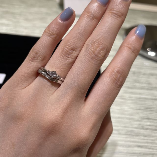 【TRECENTI(トレセンテ)の口コミ】 婚約指輪と結婚指輪の重ね付けができるようになっていて良い。女性用の結…