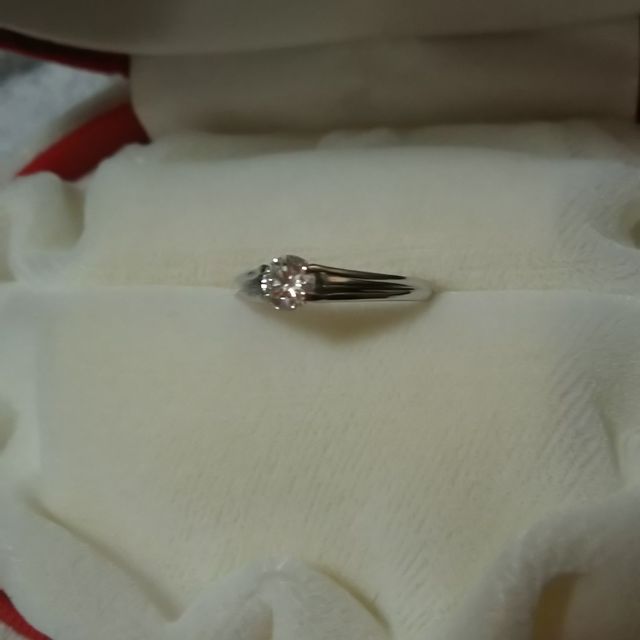 【FOREVERMARK(フォーエバーマーク)の口コミ】 デザインがシンプルだった事です。どの年齢になってもつけれるようにと飽…