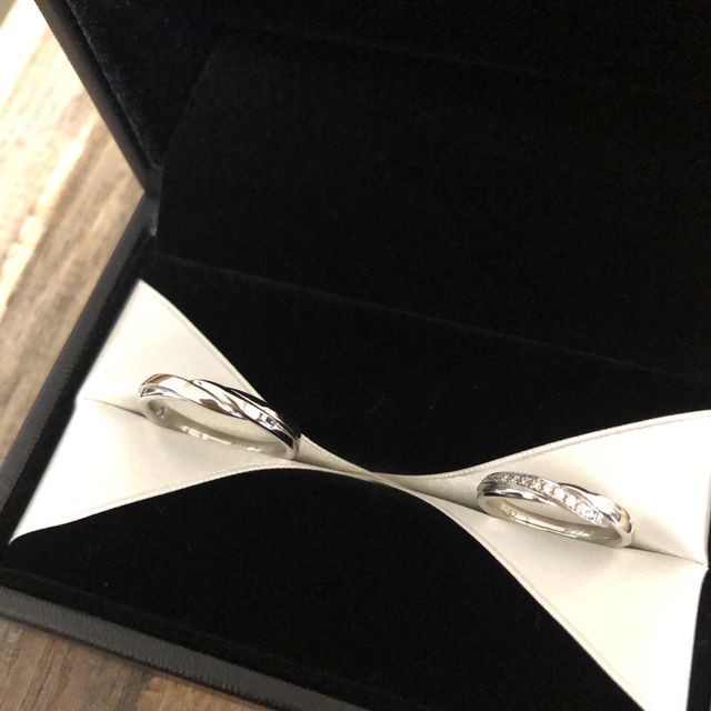 【エクセルコダイヤモンド(EXELCO DIAMOND)の口コミ】 初めは全然違う指輪を購入する予定だったんですが、色々と見ていく中で2人…