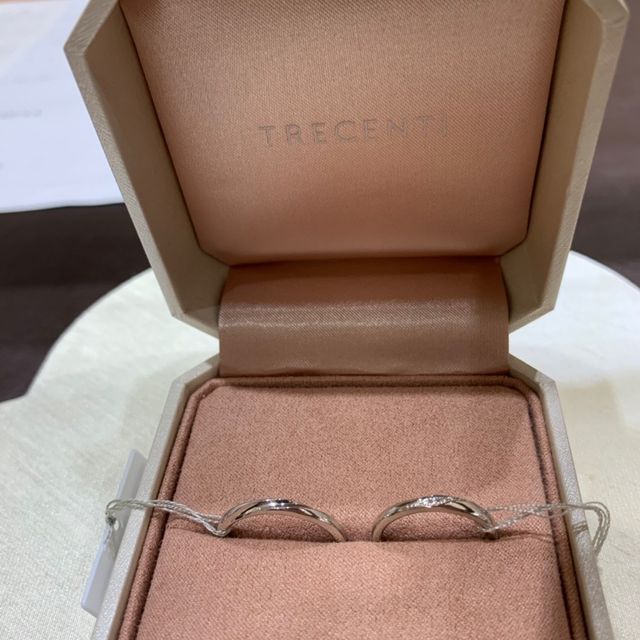 【TRECENTI(トレセンテ)の口コミ】 指を綺麗に見せてくれ、エンゲージリングとの重ね付けでも華やかに、かつ…