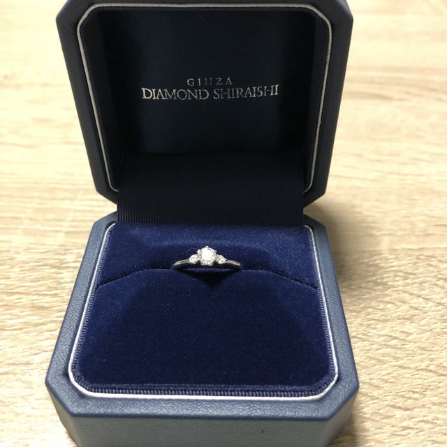 【銀座ダイヤモンドシライシの口コミ】 シンプルで可愛らしいデザインと、V字の形がより指と指輪を綺麗に見せてく…