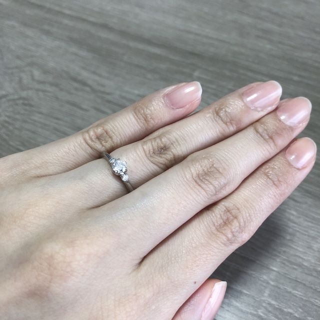 【銀座ダイヤモンドシライシの口コミ】 シンプルで可愛らしいデザインと、V字の形がより指と指輪を綺麗に見せてく…