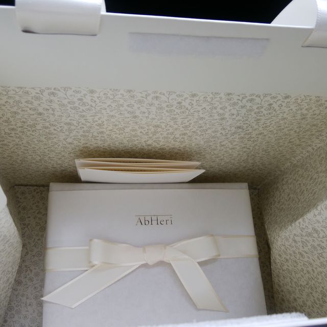 【AbHeri(アベリ)の口コミ】 私の肌色が、黄色味を帯びてるのでプラチナのキラキラしてるのが似合わな…