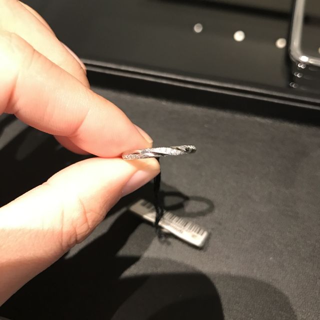 【エクセルコダイヤモンド(EXELCO DIAMOND)の口コミ】 ダイヤの輝きがとてもキレイで、自分の指を見たときにダイヤが見えるデザ…