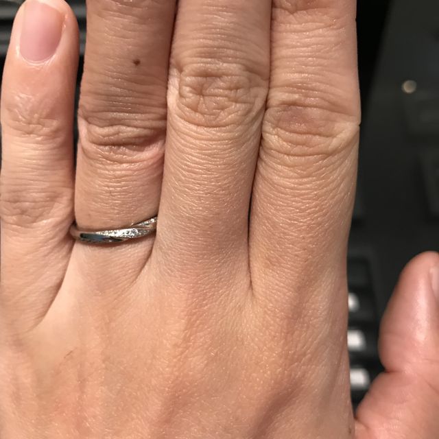 【エクセルコダイヤモンド(EXELCO DIAMOND)の口コミ】 ダイヤの輝きがとてもキレイで、自分の指を見たときにダイヤが見えるデザ…