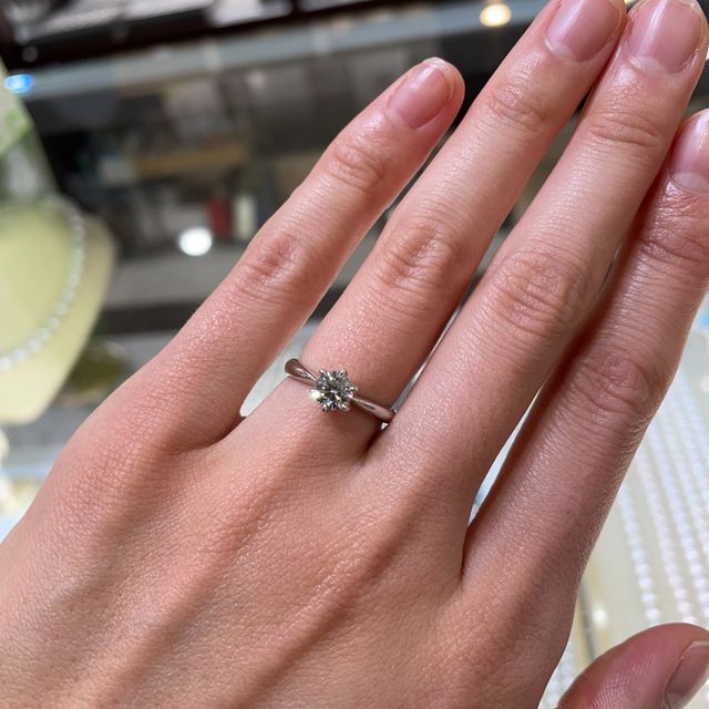 【宝寿堂(ほうじゅどう)の口コミ】 エンゲージリングは、一粒のダイヤモンドをキレイに見せるソリティアで、…