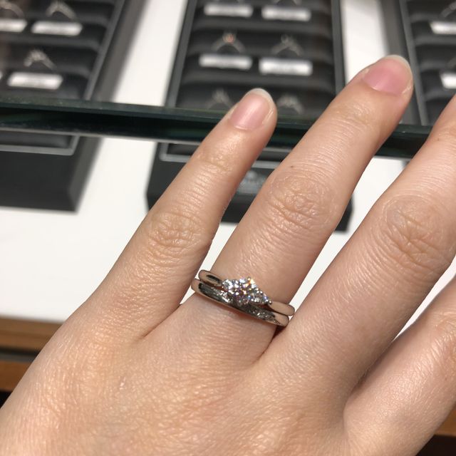 【銀座ダイヤモンドシライシの口コミ】 指輪の形はストレートです。上に着けている婚約指輪は、真ん中に約0.24カ…