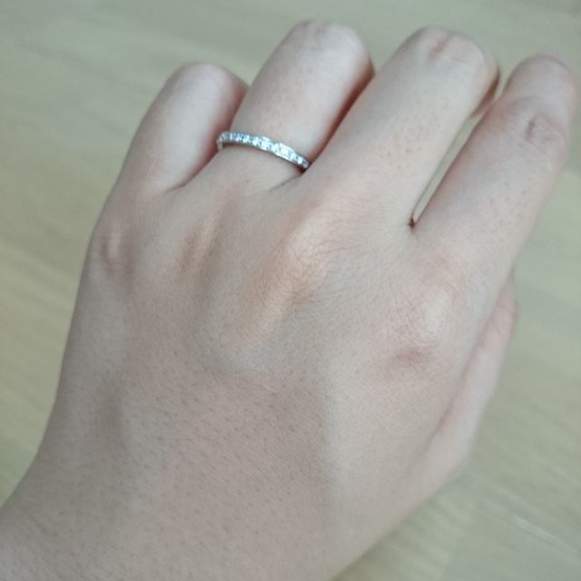 【4℃ BRIDAL(ヨンドシーブライダル)の口コミ】 もともと指輪を付けるのが得意ではないので、婚約指輪についてはセンター…