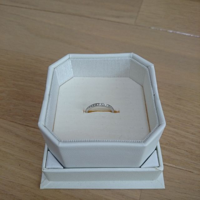 【4℃ BRIDAL(ヨンドシーブライダル)の口コミ】 もともと指輪を付けるのが得意ではないので、婚約指輪についてはセンター…