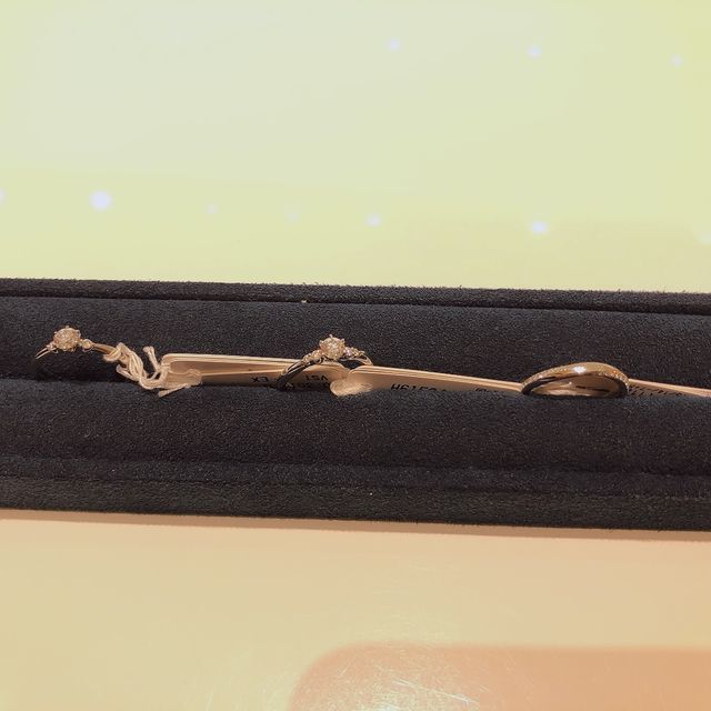 【4℃ BRIDAL(ヨンドシーブライダル)の口コミ】 デザインはシンプルなものから、可愛い感じや豪華なものまで様々なものが…