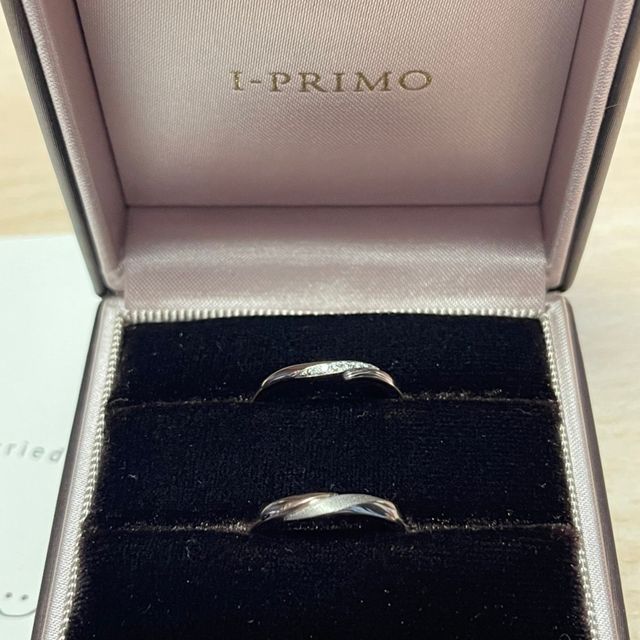 【アイプリモ(I-PRIMO)の口コミ】 指輪のデザインです。
滑らかなウェーブのフォルムに、プラチナとマット加…