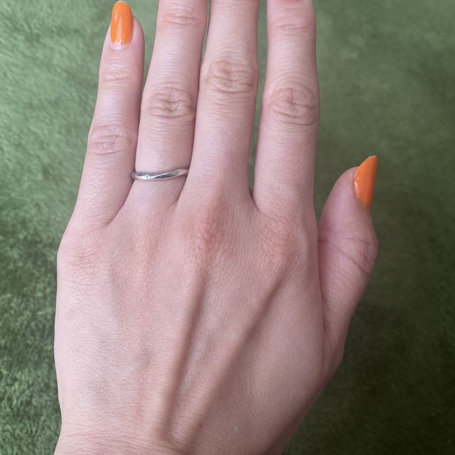 【銀座ダイヤモンドシライシの口コミ】 シンプルなものを探しており、動きがあり指も細く見えたのでこちらに決め…