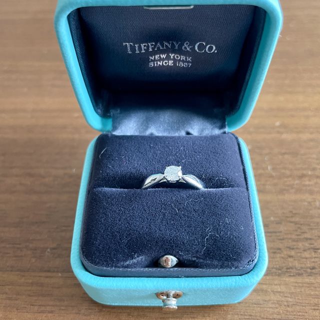 【ティファニー(Tiffany & Co.)の口コミ】 指が綺麗に見えるデザインが気に入りました。ダイヤモンドも程よい大きさ…