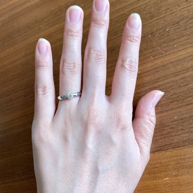 【ティファニー(Tiffany & Co.)の口コミ】 指が綺麗に見えるデザインが気に入りました。ダイヤモンドも程よい大きさ…