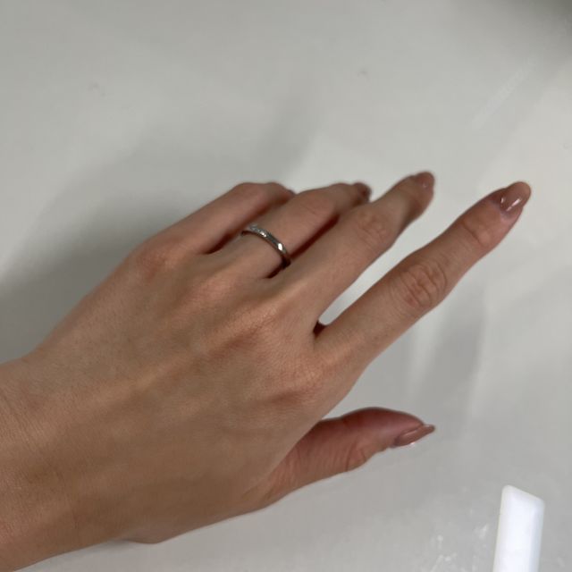 【銀座ダイヤモンドシライシの口コミ】 指輪のデザインと自分の指に似合ってるかを基準に判断しました。シンプル…