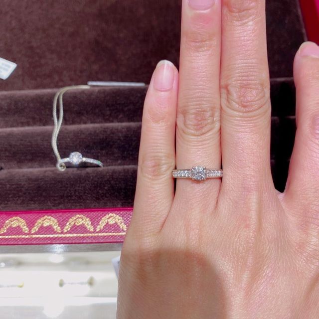 【カルティエ(Cartier)の口コミ】 
やや王道寄りのデザインですが、その中でもカルティエらしいおしゃれ感や…