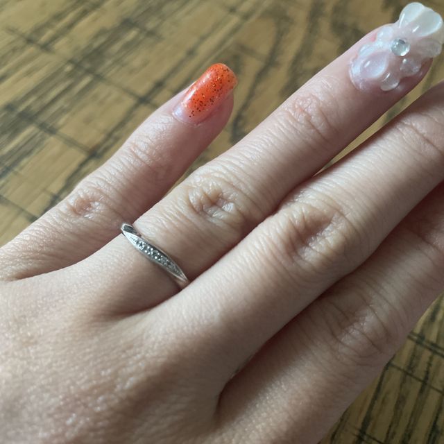 【銀座ダイヤモンドシライシの口コミ】 指輪のデザインがとても気に入りました。
実際に自分の指輪に身につけてみ…