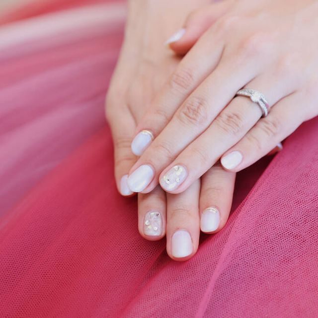 【ラザール ダイヤモンド(LAZARE DIAMOND)の口コミ】 ①虹色の輝きが強くダイヤモンドのクオリティが高い
②中央のダイヤに向かっ…