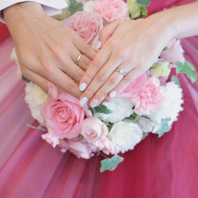 【ラザール ダイヤモンド(LAZARE DIAMOND)の口コミ】 ①虹色の輝きが強くダイヤモンドのクオリティが高い
②中央のダイヤに向かっ…