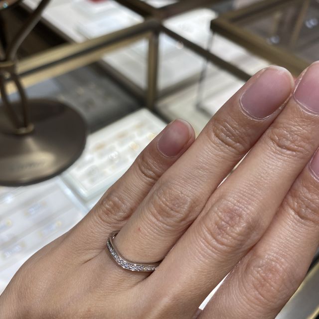 【カルティエ(Cartier)の口コミ】 バレリーナのハーフエタニティで、カーブしていて着け心地が良いです。指…