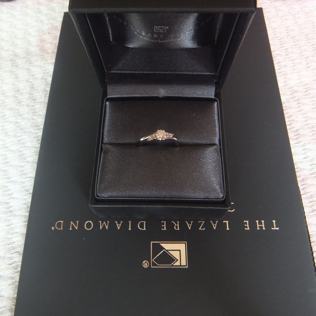 【ラザール ダイヤモンド(LAZARE DIAMOND)の口コミ】 ダイアモンドのカットとデザインを重視して決めました。

カットがエクセ…