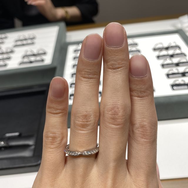 【ラザール ダイヤモンド(LAZARE DIAMOND)の口コミ】 リボンのようなデザインですごく可愛いです。リングは少し太めで存在感が…