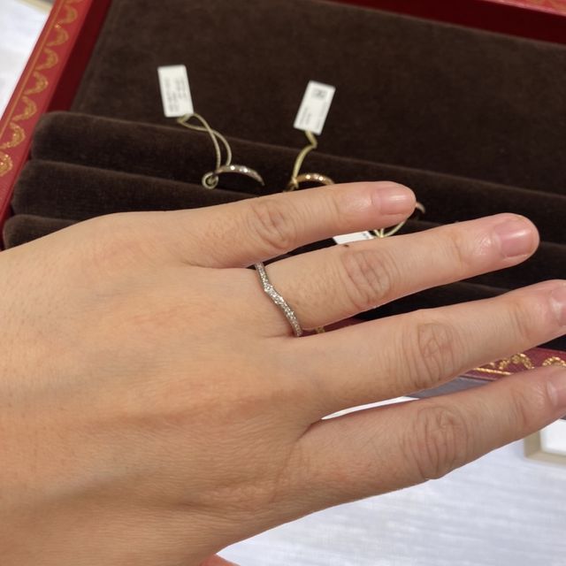 【カルティエ(Cartier)の口コミ】 エタニティタイプにずっと憧れていました。その中でも主張しすぎず、細す…