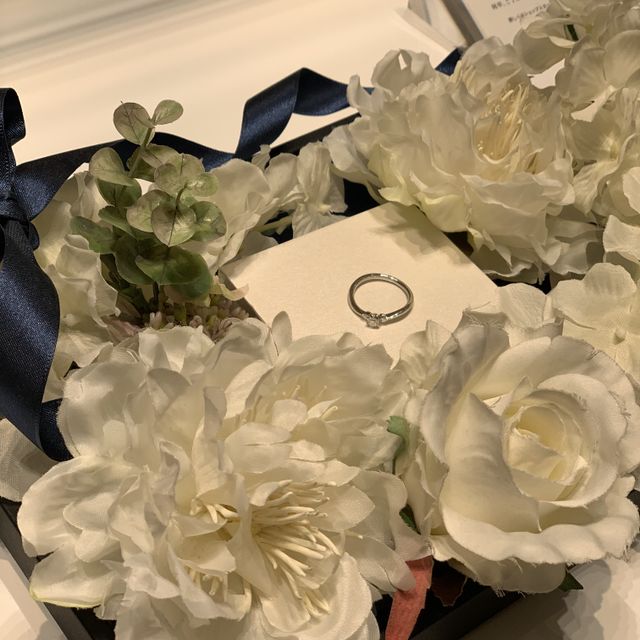 【4℃ BRIDAL(ヨンドシーブライダル)の口コミ】 シルバーの方が手に馴染むのと結婚指輪との相性がいいかなと思ったのが決…