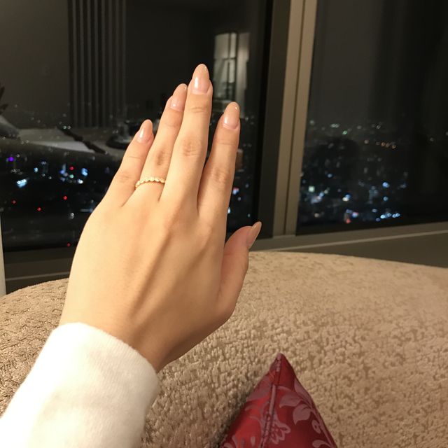 【俄(にわか)の口コミ】 デザイン。
小さなダイヤがたくさん埋め込まれていてキラキラ。ダイヤの周…