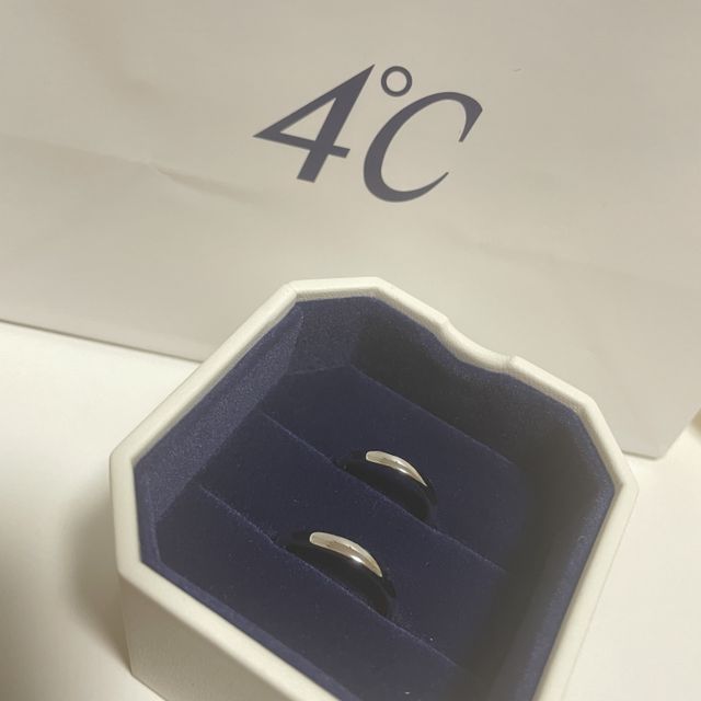 【4℃ BRIDAL(ヨンドシーブライダル)の口コミ】 第一にデザインが指にしっくりと合って気に入りました。
ストレートを最初…