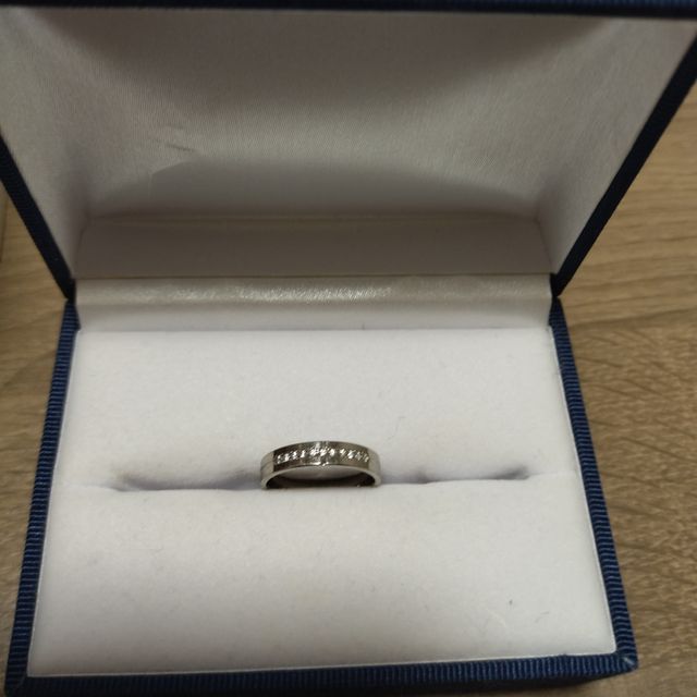 【Ptau(ピトー)の口コミ】 指輪の内側には誕生石のエメラルドを入れてもらいました。
ダイヤを入れら…