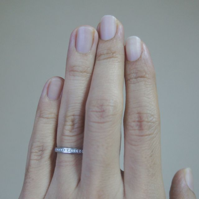 【PILOT BRIDAL(パイロットブライダル)の口コミ】 シンプルなのに、品のあるデザインに惹かれました。女性指輪の表面には小…