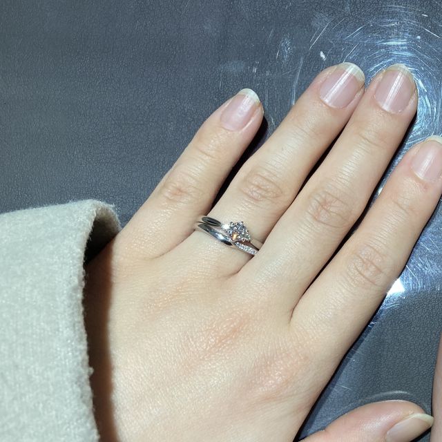 【俄(にわか)の口コミ】 婚約指輪「白鈴」結婚指輪「せせらぎ」
手が全体的に小さいため、細めで指…