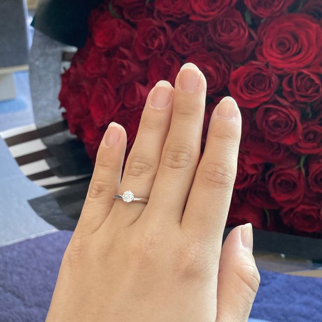 【銀座ダイヤモンドシライシの口コミ】 婚約指輪「プリュマージュチェリッシュ」羽をイメージしてデザインされた…