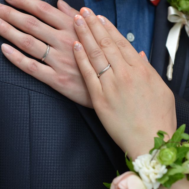 【4℃ BRIDAL(ヨンドシーブライダル)の口コミ】 毎日身に着けるものなので、シンプルで飽きのこないデザイン。さらに婚約…