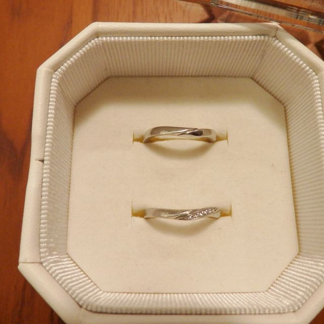 【4℃ BRIDAL(ヨンドシーブライダル)の口コミ】 毎日身に着けるものなので、シンプルで飽きのこないデザイン。さらに婚約…