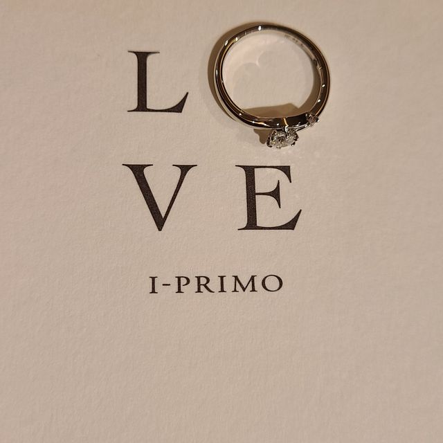 【アイプリモ(I-PRIMO)の口コミ】 ダイヤモンドの隣に寄り添うようにピンクダイヤがあることと、プロミスダ…