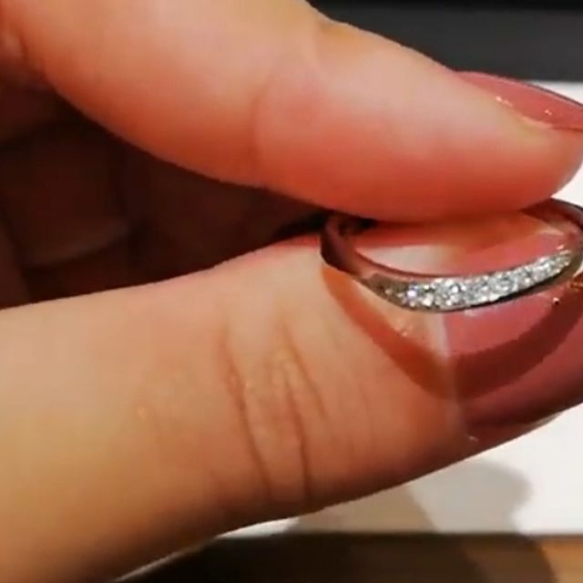 【ラザール ダイヤモンド(LAZARE DIAMOND)の口コミ】 わりとありそうでなかったデザイン。
相手からも自分からもキラキラと七色…